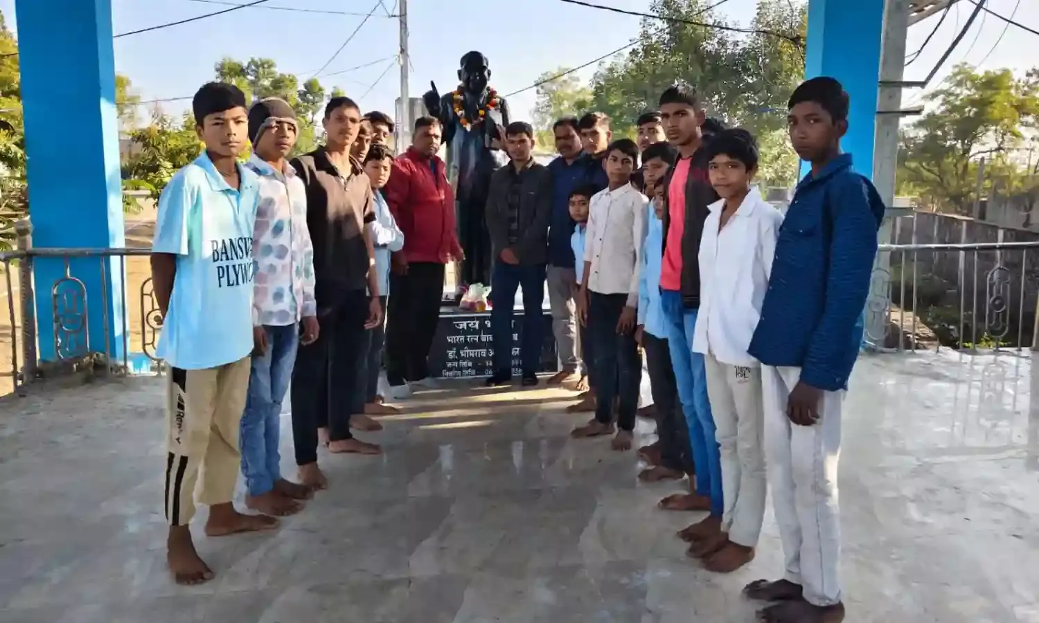 बाबासाहेब अम्बेडकर को श्रद्धांजलि अर्पित