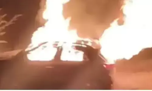 कर्नाटक: अन्निगेरी में पुलिस इंस्पेक्टर की कार डिवाइडर से टकराई, आग लगने से मौत