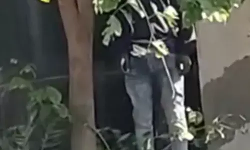 दो बच्चों के पिता का सरकारी स्कूल में पेड़ से लटका मिला शव, सनसनी,कार मिली