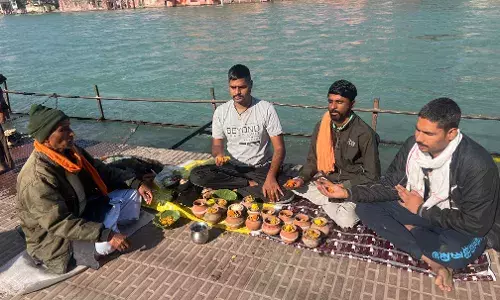 लावारिस 21 अस्थियों का विसर्जन, पुजारी व युवाओं की पहल