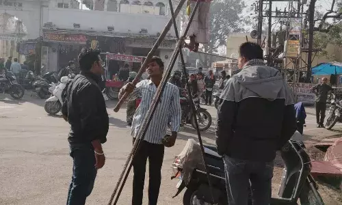 शहर में रस्सी पर करतब दिखा रहे बच्चों के माता-पिता को दी गई हिदायत शहर में रस्सी पर करतब दिखा रहे बच्चों के माता-पिता को दी गई हिदायत