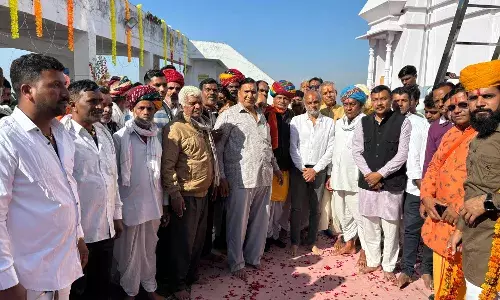 भरक माता मंदिर शिखर पर कलश और ध्वजदंड स्थापित, सैकड़ों भक्त हुए शामिल