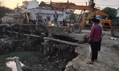 संतोष कॉलोनी में टूटी पानी लाइन से लोग परेशान