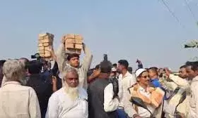 मौलवियों के साथ फीता काटा; 2 लाख से ज्यादा लोग मस्जिद के लिए ईंट लेकर पहुंचे मौलवियों के साथ फीता काटा; 2 लाख से ज्यादा लोग मस्जिद के लिए ईंट लेकर पहुंचे