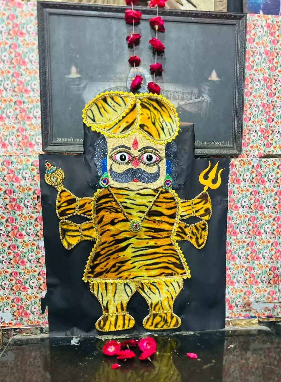 गांधीनगर शनि मंदिर में ऊनी चोला चढ़ाया