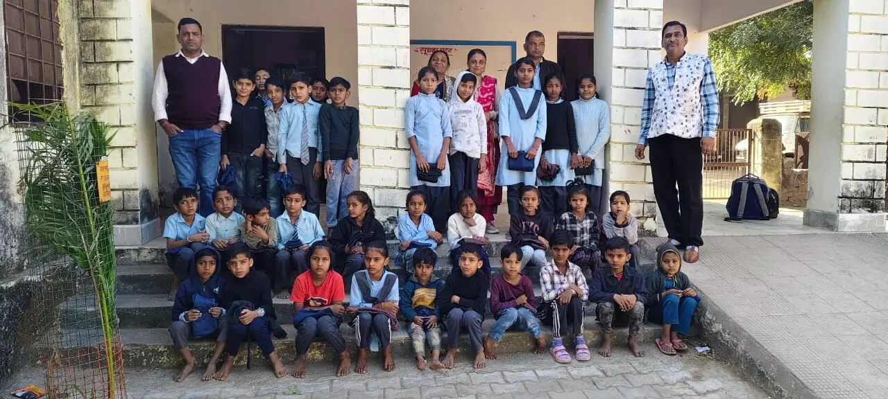 लांबिया खुर्द विद्यालय में विद्यार्थियों को जर्सी वितरण की लांबिया खुर्द विद्यालय में विद्यार्थियों को जर्सी वितरण की