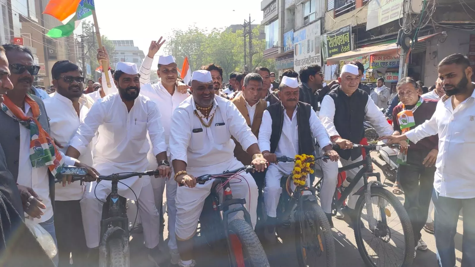 कांग्रेस अध्यक्ष शपथ ग्रहण से पहले निकली रैली, कुछ देर में होगी शपथ,धीरज पहुंचे कांग्रेस अध्यक्ष शपथ ग्रहण से पहले निकली रैली, कुछ देर में होगी शपथ,धीरज पहुंचे