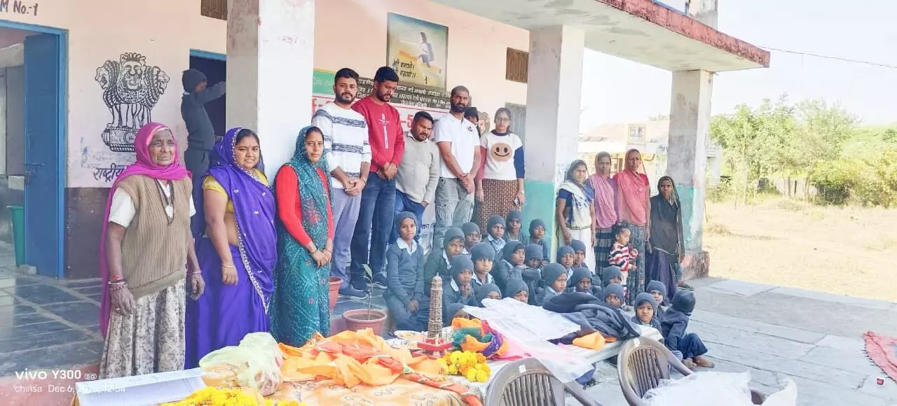 ठंड से बचाव के लिए छात्रों को मिली नई वर्दी ठंड से बचाव के लिए छात्रों को मिली नई वर्दी