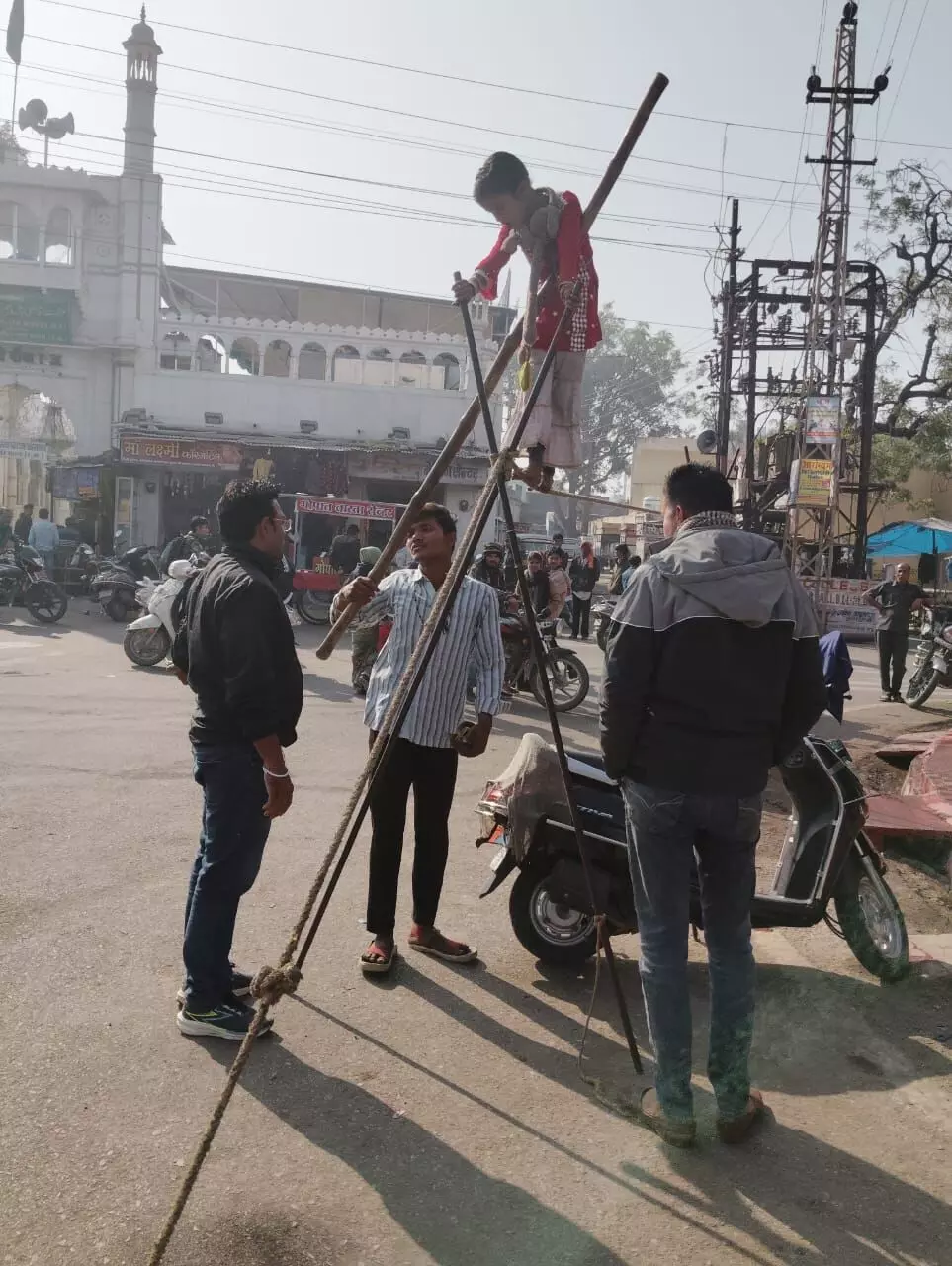शहर में रस्सी पर करतब दिखा रहे बच्चों के माता-पिता को दी गई हिदायत शहर में रस्सी पर करतब दिखा रहे बच्चों के माता-पिता को दी गई हिदायत