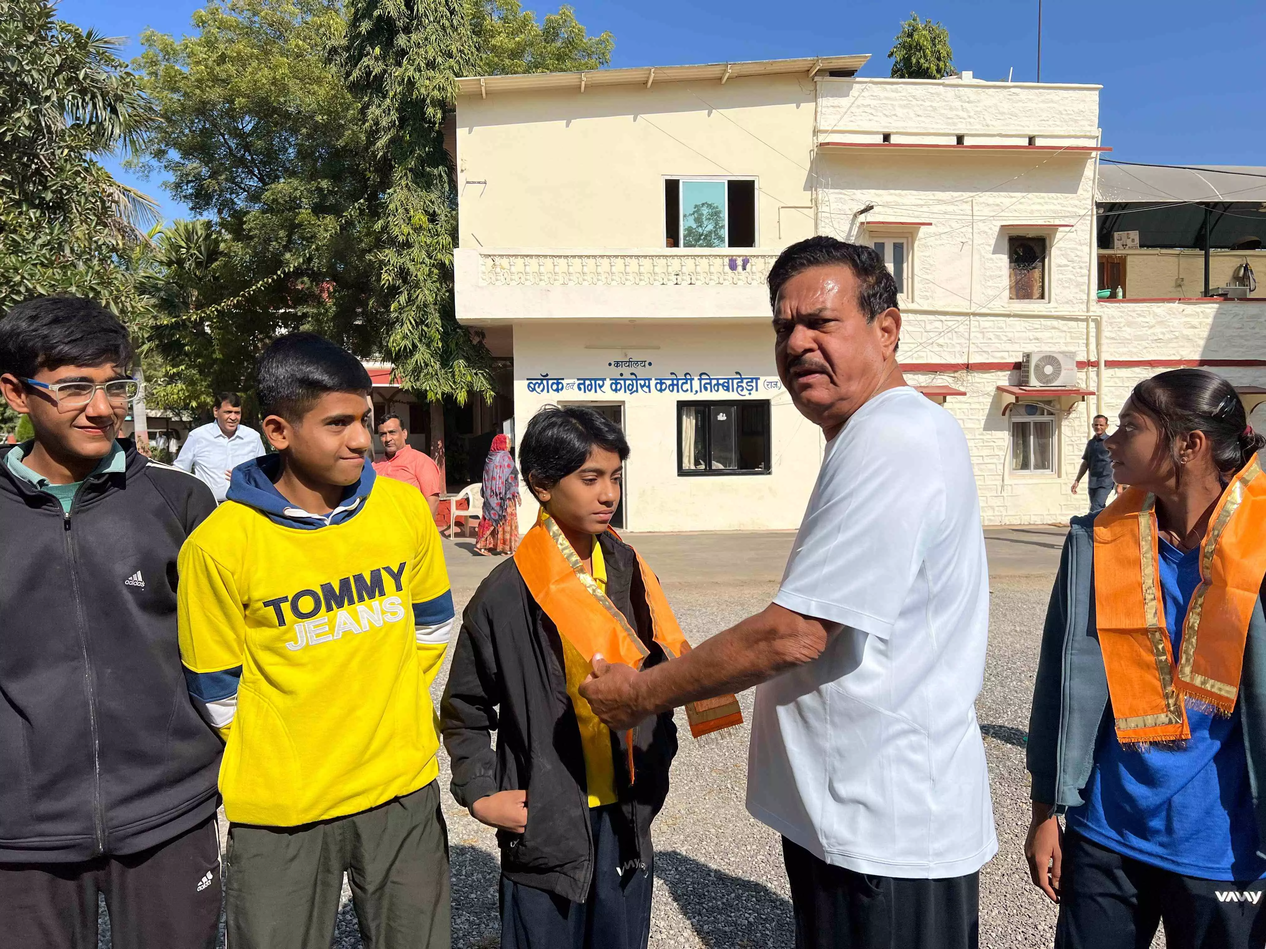 हर्षी और रवीना का चैलेंजर ट्रॉफी में चयन, पूर्व मंत्री आंजना ने किया सम्मानित