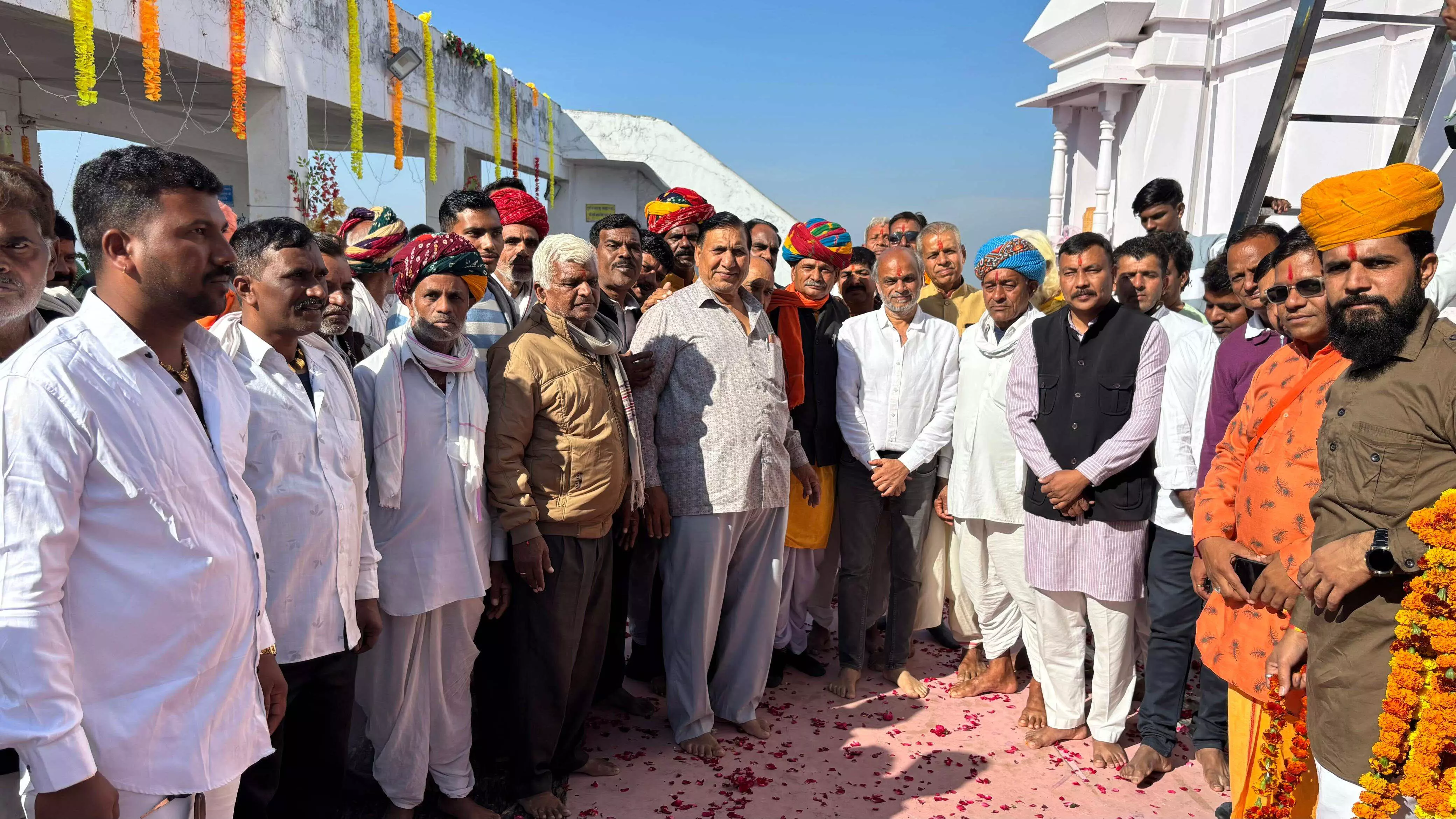 भरक माता मंदिर शिखर पर कलश और ध्वजदंड स्थापित, सैकड़ों भक्त हुए शामिल भरक माता मंदिर शिखर पर कलश और ध्वजदंड स्थापित, सैकड़ों भक्त हुए शामिल