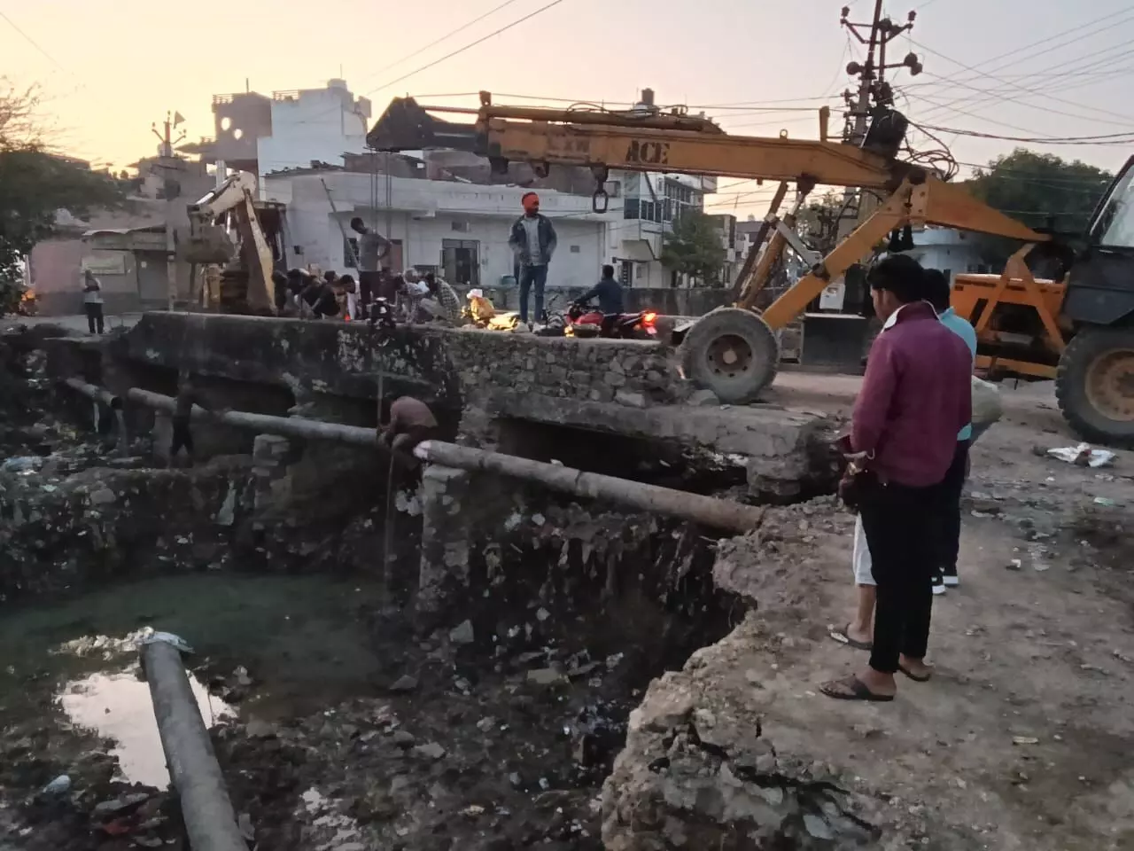 संतोष कॉलोनी में टूटी पानी लाइन से लोग परेशान संतोष कॉलोनी में टूटी पानी लाइन से लोग परेशान