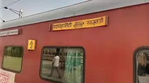 खजुराहो–उदयपुर इंटरसिटी पर पथराव, कोच का शीशा टूटा