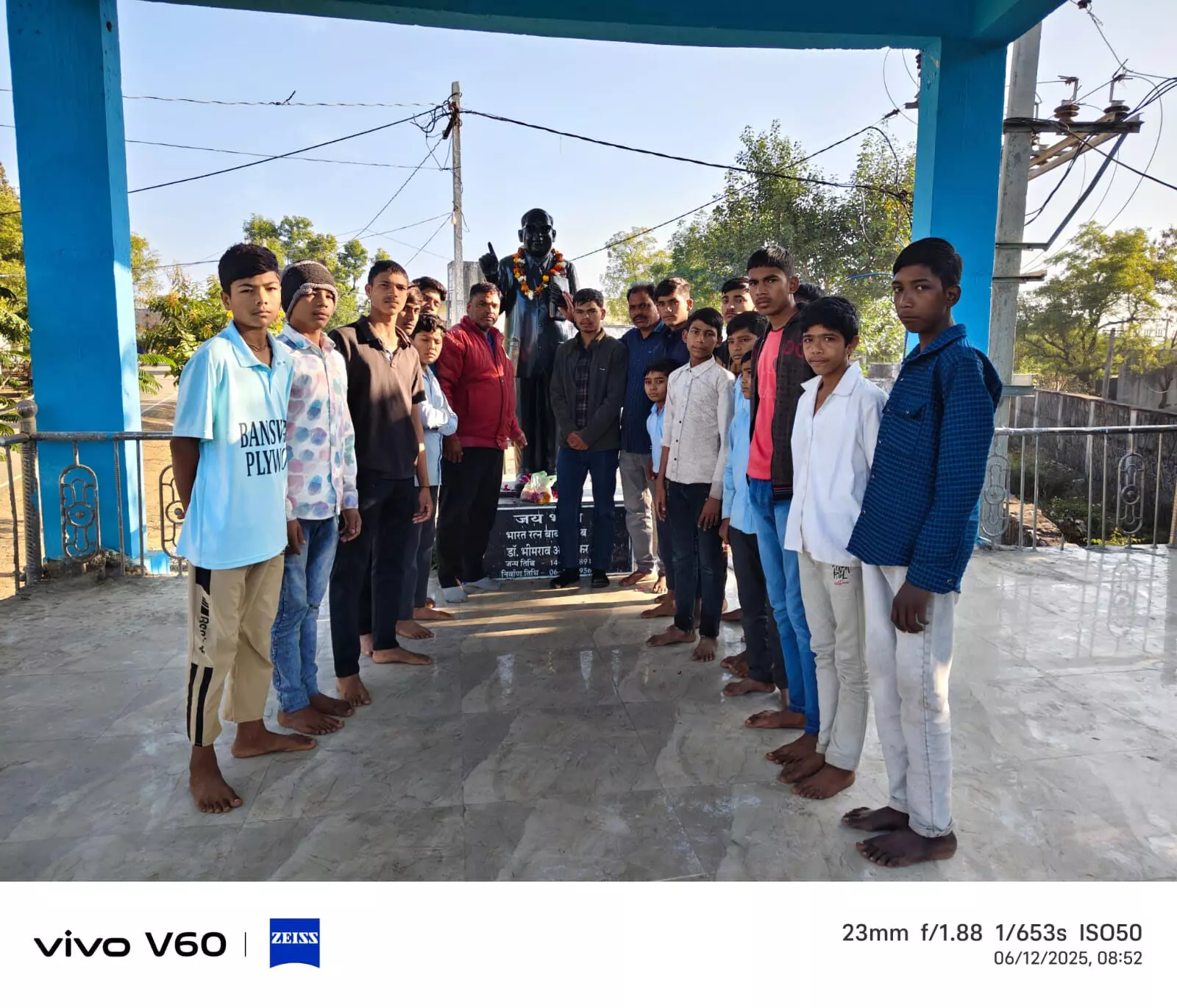 बाबासाहेब अम्बेडकर को श्रद्धांजलि अर्पित