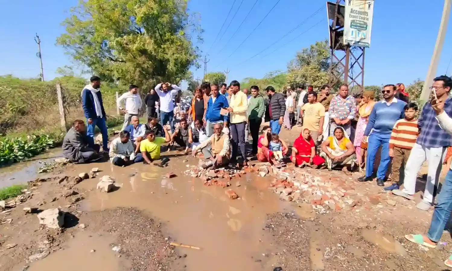 हलेड़ रोड पर गंदे पानी की समस्या को लेकर  गुग्गड का अनोखा विरोध प्रदर्शन