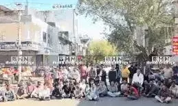 भीलवाड़ा में फुटकर व्यापारियों ने सड़क पर जलाए कपड़े, पुलिस ने कराया समझौता