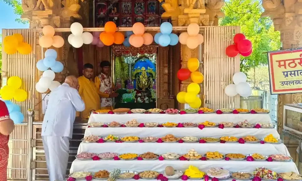 सांवरिया सेठ को लगाया छप्पन भोग, गाए भजन, हुए दिव्य दर्शन