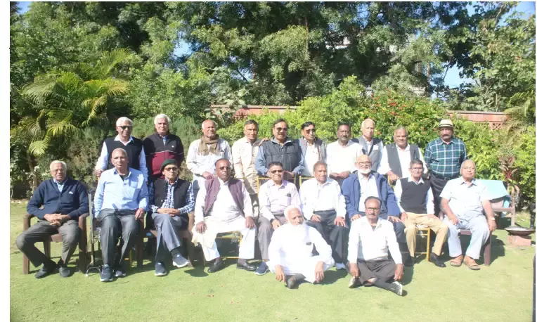 पचास वर्षों बाद फिर मिले साथी पचास वर्षों बाद फिर मिले साथी