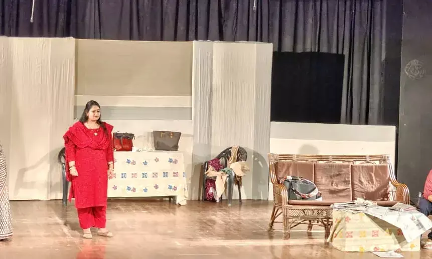 आधे अधूरे‘ नाटक ने दिया साथ रहने का संदेश