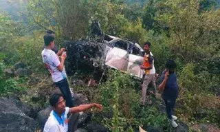 नासिक में भीषण हादसा: 600 फीट गहरी खाई में गिरा वाहन, 6 लोगों की मौत