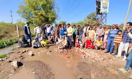 हलेड़ रोड पर गंदे पानी की समस्या को लेकर  गुग्गड का अनोखा विरोध प्रदर्शन