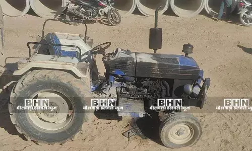 बनास नदी नाके पर खड़ा ट्रैक्टर अचानक आग की चपेट में