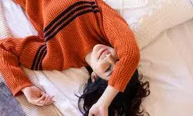 सर्दियों में स्वेटर पहनकर सोना: जानें फायदे और नुकसान