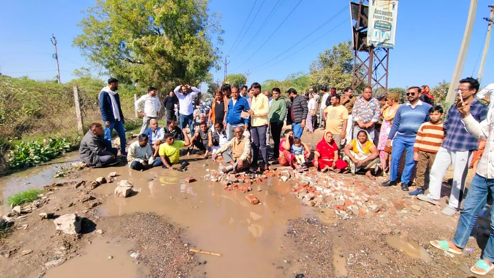हलेड़ रोड पर गंदे पानी की समस्या को लेकर गुग्गड का अनोखा विरोध प्रदर्शन हलेड़ रोड पर गंदे पानी की समस्या को लेकर गुग्गड का अनोखा विरोध प्रदर्शन