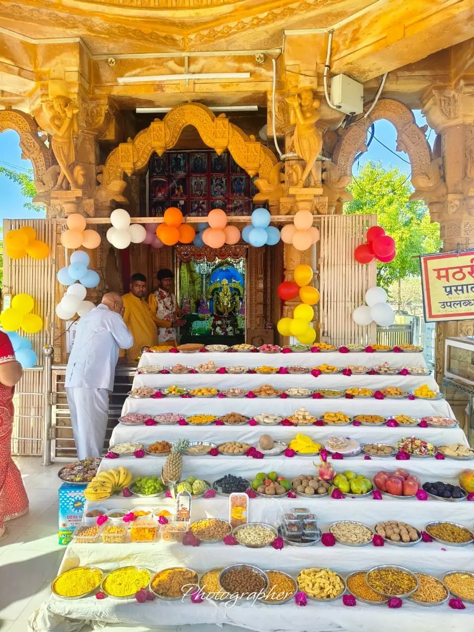 सांवरिया सेठ को लगाया छप्पन भोग, गाए भजन, हुए दिव्य दर्शन सांवरिया सेठ को लगाया छप्पन भोग, गाए भजन, हुए दिव्य दर्शन