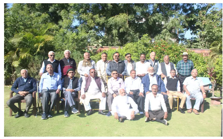 पचास वर्षों बाद फिर मिले साथी पचास वर्षों बाद फिर मिले साथी