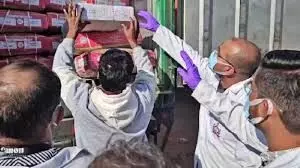 दो कंटेनरों में मिला मांस, FSL जांच जारी; संगठनों की भीड़ से तनाव दो कंटेनरों में मिला मांस, FSL जांच जारी; संगठनों की भीड़ से तनाव