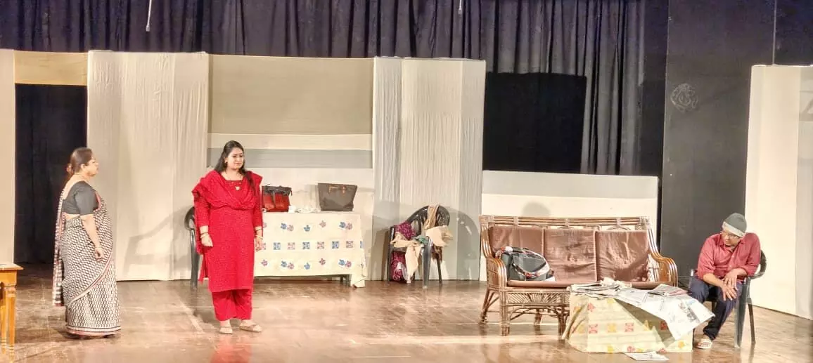 आधे अधूरे‘ नाटक ने दिया साथ रहने का संदेश आधे अधूरे‘ नाटक ने दिया साथ रहने का संदेश