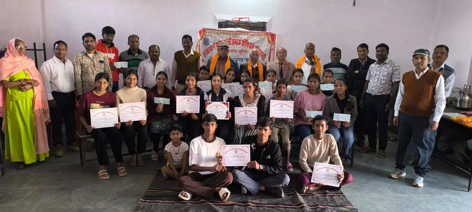 कोली समाज ऑफिसर्स सोसाइटी ने मेधावी छात्रों का किया सम्मान कोली समाज ऑफिसर्स सोसाइटी ने मेधावी छात्रों का किया सम्मान