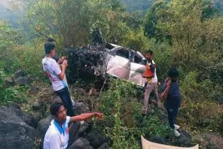 नासिक में भीषण हादसा: 600 फीट गहरी खाई में गिरा वाहन, 6 लोगों की मौत नासिक में भीषण हादसा: 600 फीट गहरी खाई में गिरा वाहन, 6 लोगों की मौत