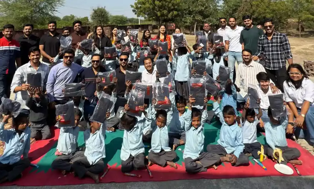 101 पौधारोपण कर किए 101 स्वेटर वितरित