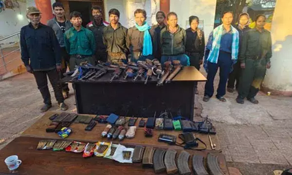 1 करोड़ के इनामी रामधेर मज्जी समेत 11 नक्सलियों ने किया आत्मसमर्पण