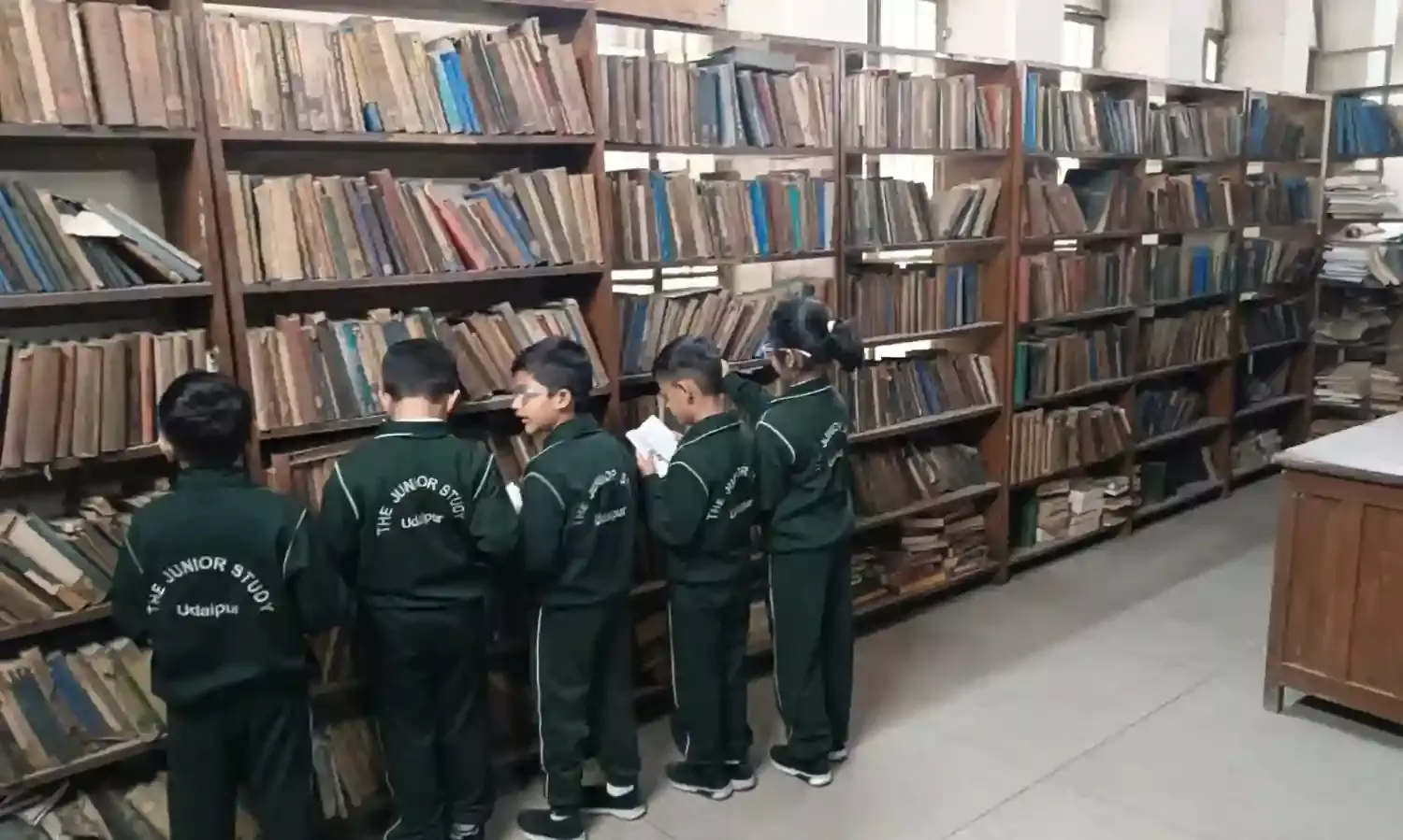 नौनिहालों ने पुस्तकालय और सूचना केंद्र भ्रमण से लिया आनंद