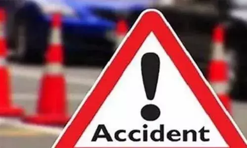 बाइक को बचाने के प्रयास में पलटी बस, हादसे में महिला सहित तीन लोगों की हुई मौत