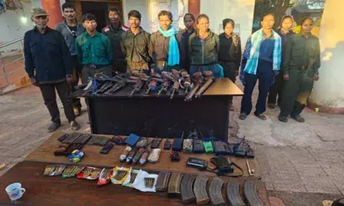 1 करोड़ के इनामी रामधेर मज्जी समेत 11 नक्सलियों ने किया आत्मसमर्पण 1 करोड़ के इनामी रामधेर मज्जी समेत 11 नक्सलियों ने किया आत्मसमर्पण