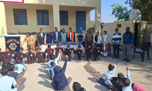 भीलवाड़ा में लायंस क्लब ने 50 विद्यार्थियों को स्वेटर बांटे