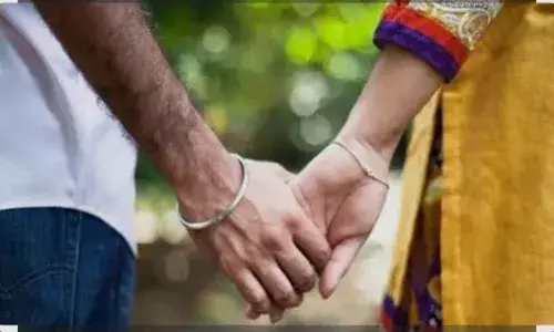 रियल लाइफ ट्रायंगल स्टोरी’ का हाई-वोल्टेज ड्रामा; पति ने पकड़ा, पत्नी प्रेमी संग जाने पर अड़ी, आखिर समाज ने दिला दी विदाई