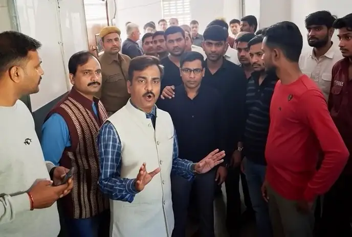 स्टेशन रोड पर अतिक्रमण के विरोध में व्यापारियों का दो घंटे का बाजार बंद स्टेशन रोड पर अतिक्रमण के विरोध में व्यापारियों का दो घंटे का बाजार बंद