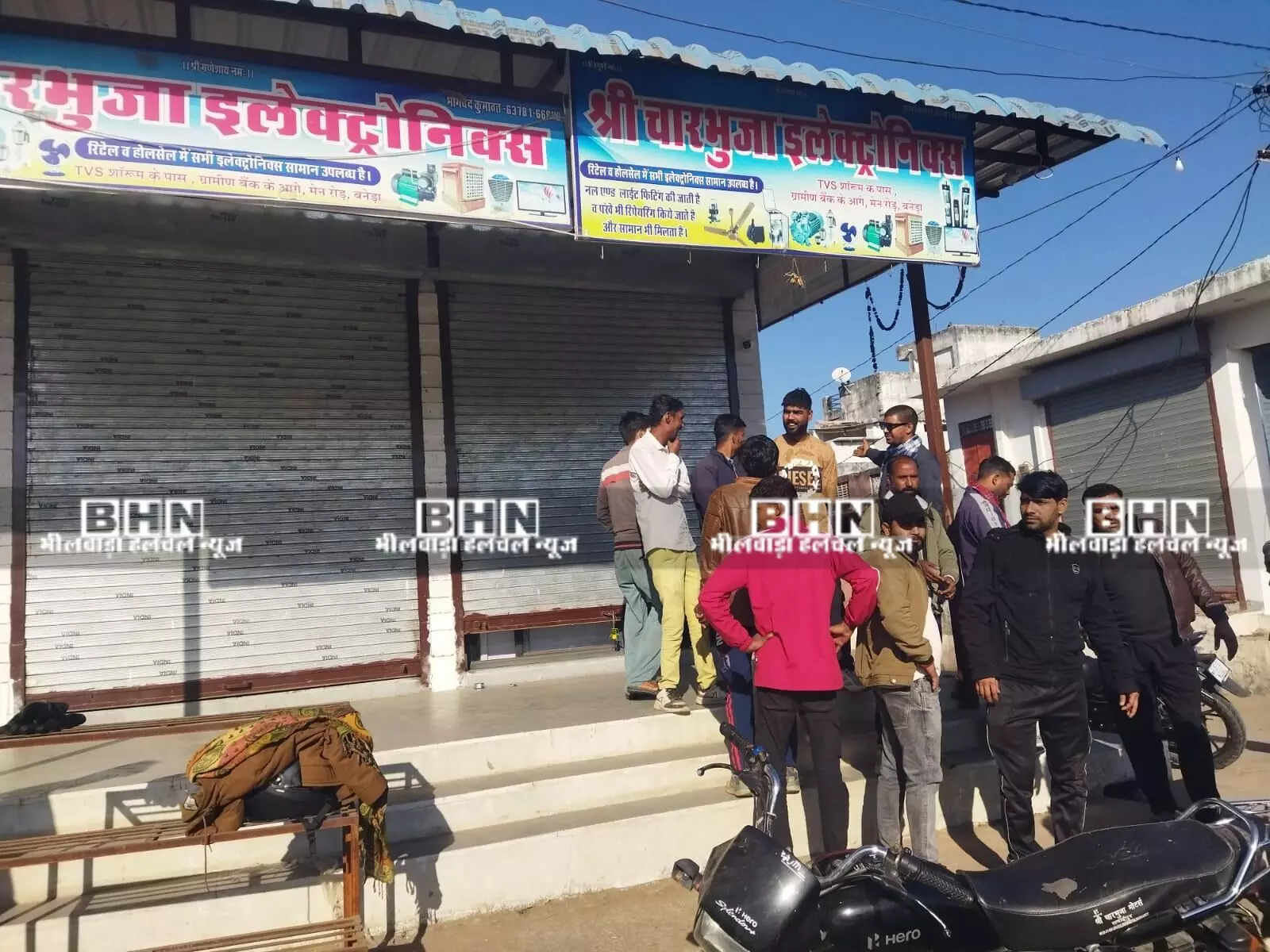 इलेक्ट्रोनिक्स शॉप में पांच लाख कैश और लाखों का सामान पार, व्यापारी दहशत में