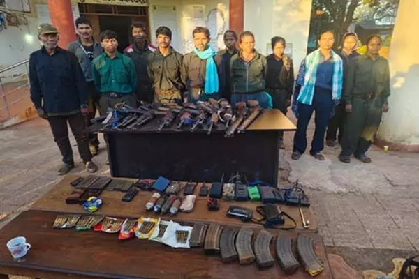 1 करोड़ के इनामी रामधेर मज्जी समेत 11 नक्सलियों ने किया आत्मसमर्पण