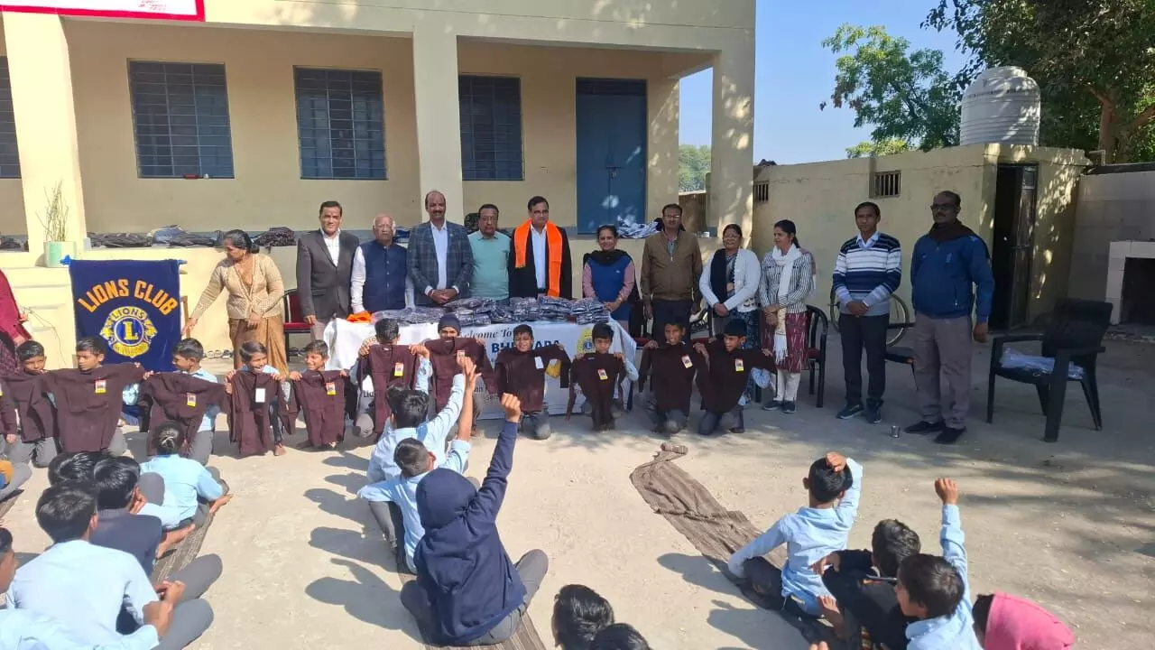 भीलवाड़ा में लायंस क्लब ने 50 विद्यार्थियों को स्वेटर बांटे