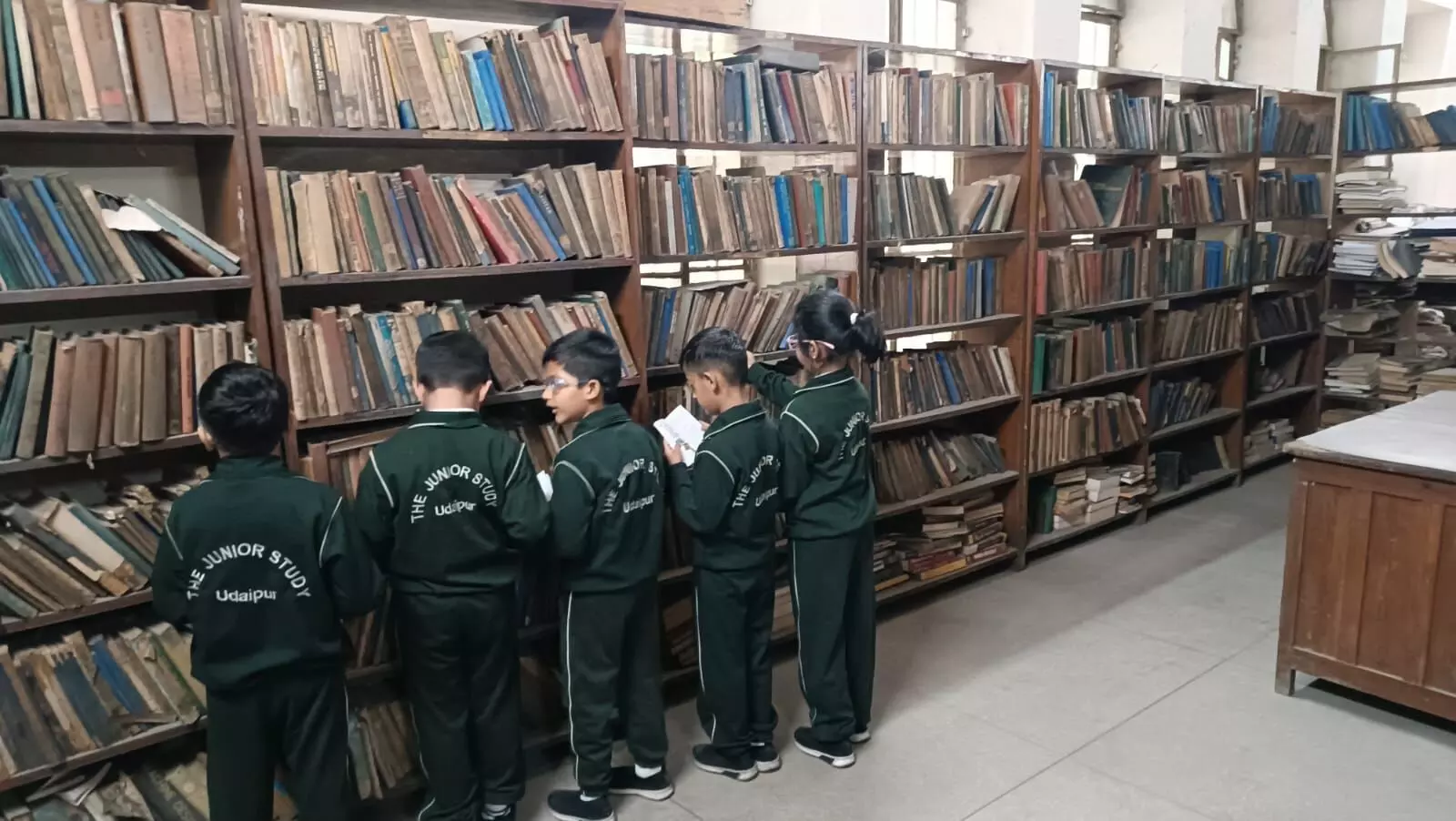 नौनिहालों ने पुस्तकालय और सूचना केंद्र भ्रमण से लिया आनंद