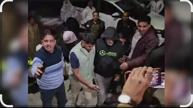 विक्रम भट्ट और पत्नी श्वेतांबरी की गिरफ्तारी, उदयपुर पुलिस रातों-रात मुंबई से लाई; 30 करोड़ की धोखाधड़ी से जुड़ा मामला विक्रम भट्ट और पत्नी श्वेतांबरी की गिरफ्तारी, उदयपुर पुलिस रातों-रात मुंबई से लाई; 30 करोड़ की धोखाधड़ी से जुड़ा मामला