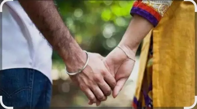 रियल लाइफ ट्रायंगल स्टोरी’ का हाई-वोल्टेज ड्रामा; पति ने पकड़ा, पत्नी प्रेमी संग जाने पर अड़ी, आखिर समाज ने दिला दी विदाई रियल लाइफ ट्रायंगल स्टोरी’ का हाई-वोल्टेज ड्रामा; पति ने पकड़ा, पत्नी प्रेमी संग जाने पर अड़ी, आखिर समाज ने दिला दी विदाई