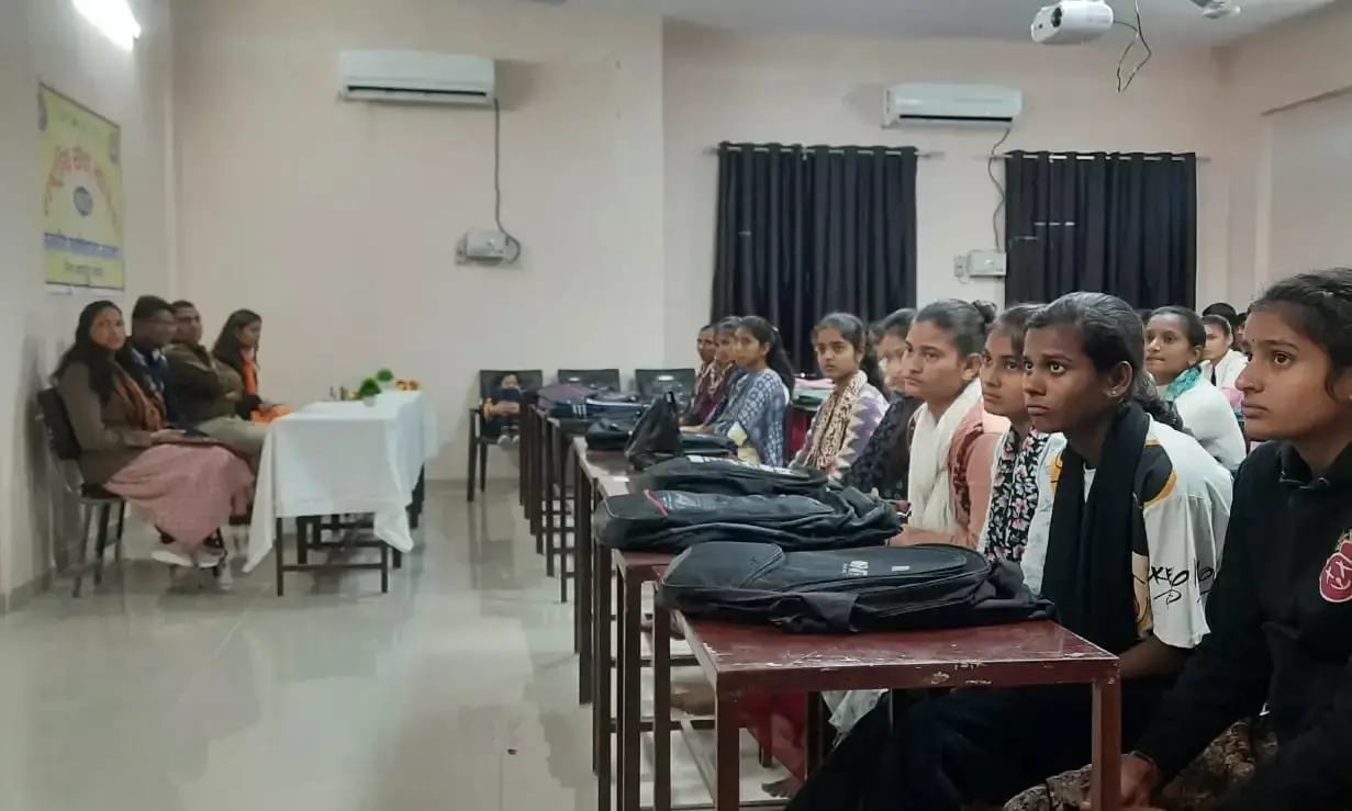 जहाजपुर कॉलेज में विद्यार्थियों को सड़क सुरक्षा और एआई पर दोहरा ज्ञान