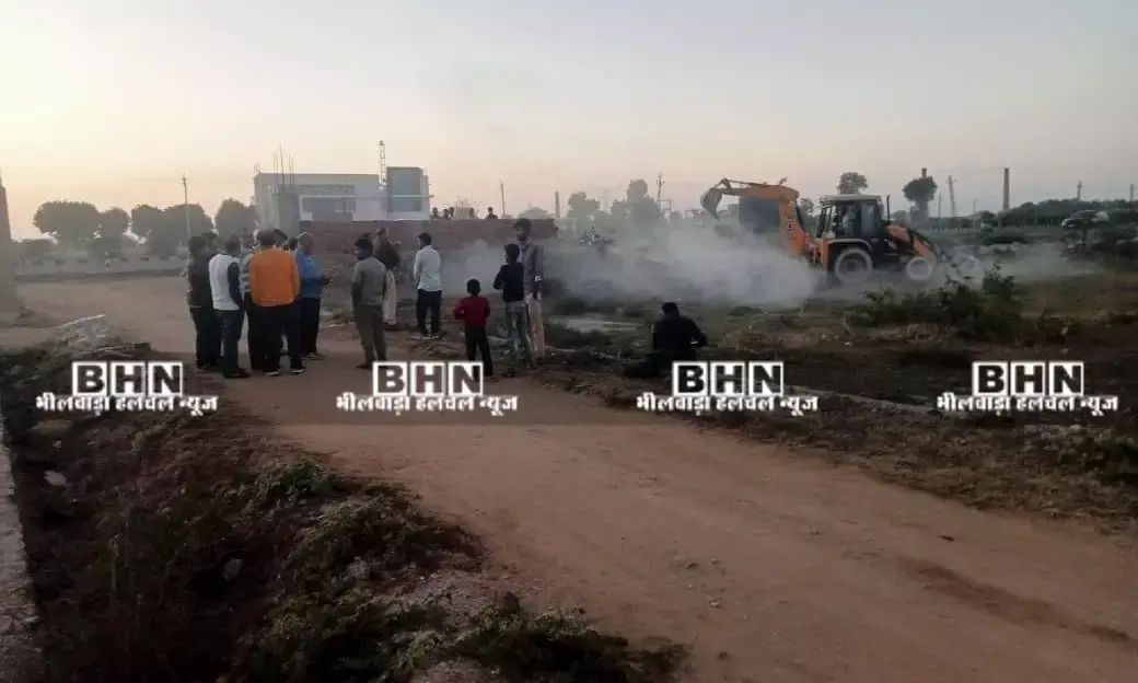 700 फीट दीवारअवैध निर्माण पर चला सरकारी पीला पंजा कुछ ही मिनट में ध्वस्त कर गिराया